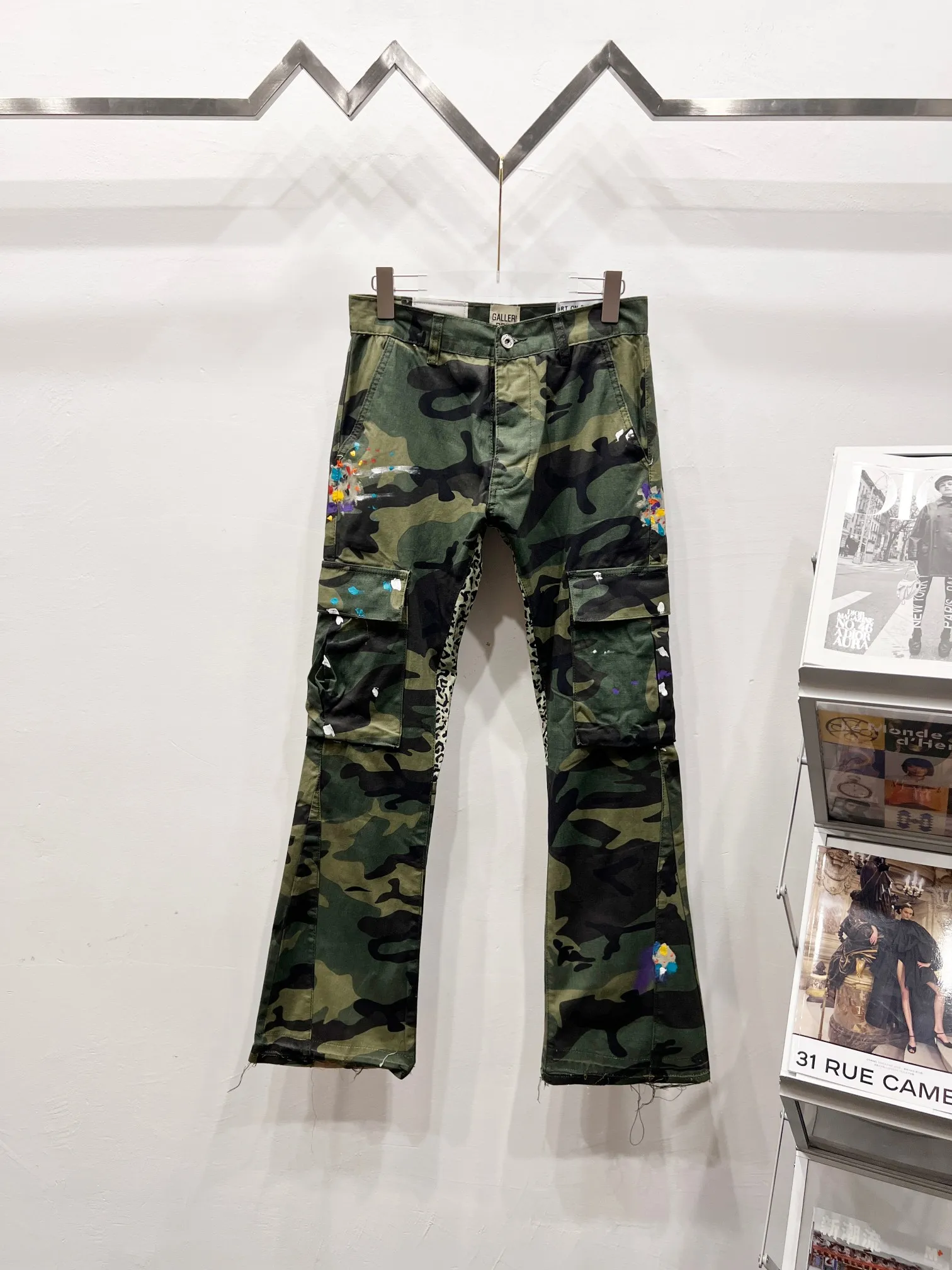 p260 Style No.: (c069) GALLERY DEPT. 2025 new camouflage stitching hand-painted multi-pocket couple style loose bootcut jeans. Top ceiling quality. Styles with different washed textures. Very friendly to people with thin legs and thick legs. The bootcut style is very flattering to the leg shape. Moderate length that never goes out of style. Easy to match. Basic styling for various styles. A must-have in the wardrobe! The fabric is stiff but also makes the upper body soft without losing texture. The washing process is even more perfect. It is a must-have item for everyone! ! ! Washed wheat, hang tag, pants label, complete with three labels Color: camouflage green Size: 28, 30, 32, 34, 36 (five sizes)